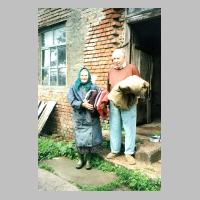 065-1017 Auf dem Ziegeleigelaende in Heinrichshof im Jahre 2003.  Der Mann auf dem Bild ist ein Russe und lebt seit 1947 in Heinrichshof.jpg